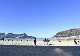 Los donostiarras despiden el último lunes del año con un paseo soleado bajo el cielo azul