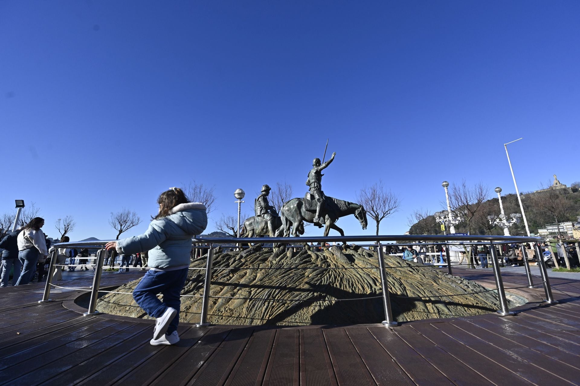 Los donostiarras despiden el último lunes del año con un paseo soleado bajo el cielo azul