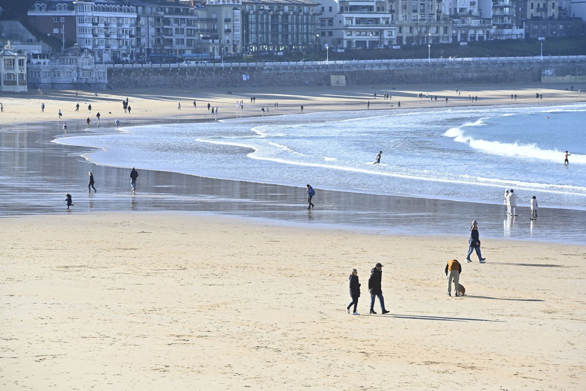Los donostiarras despiden el último lunes del año con un paseo soleado bajo el cielo azul