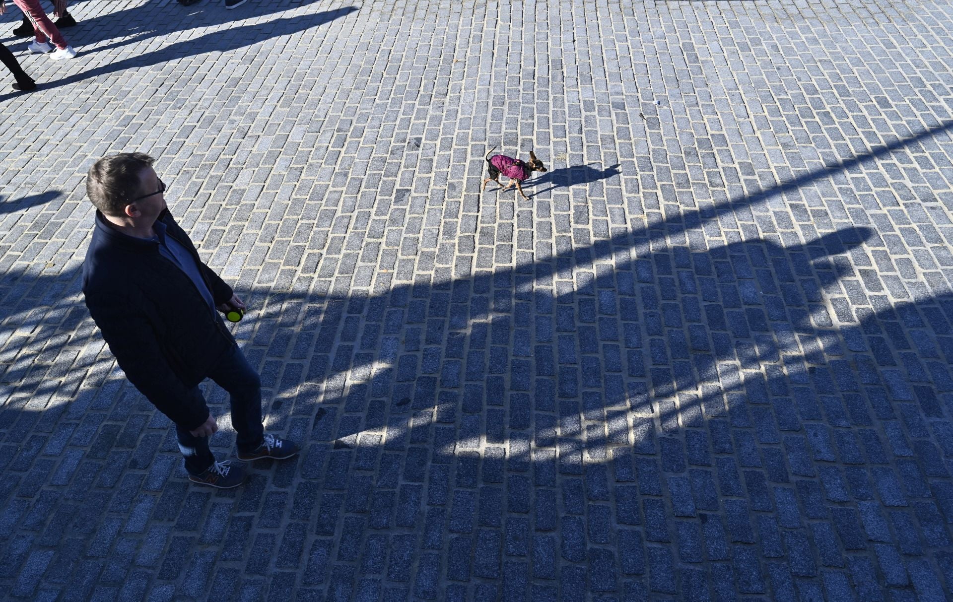 Los donostiarras despiden el último lunes del año con un paseo soleado bajo el cielo azul