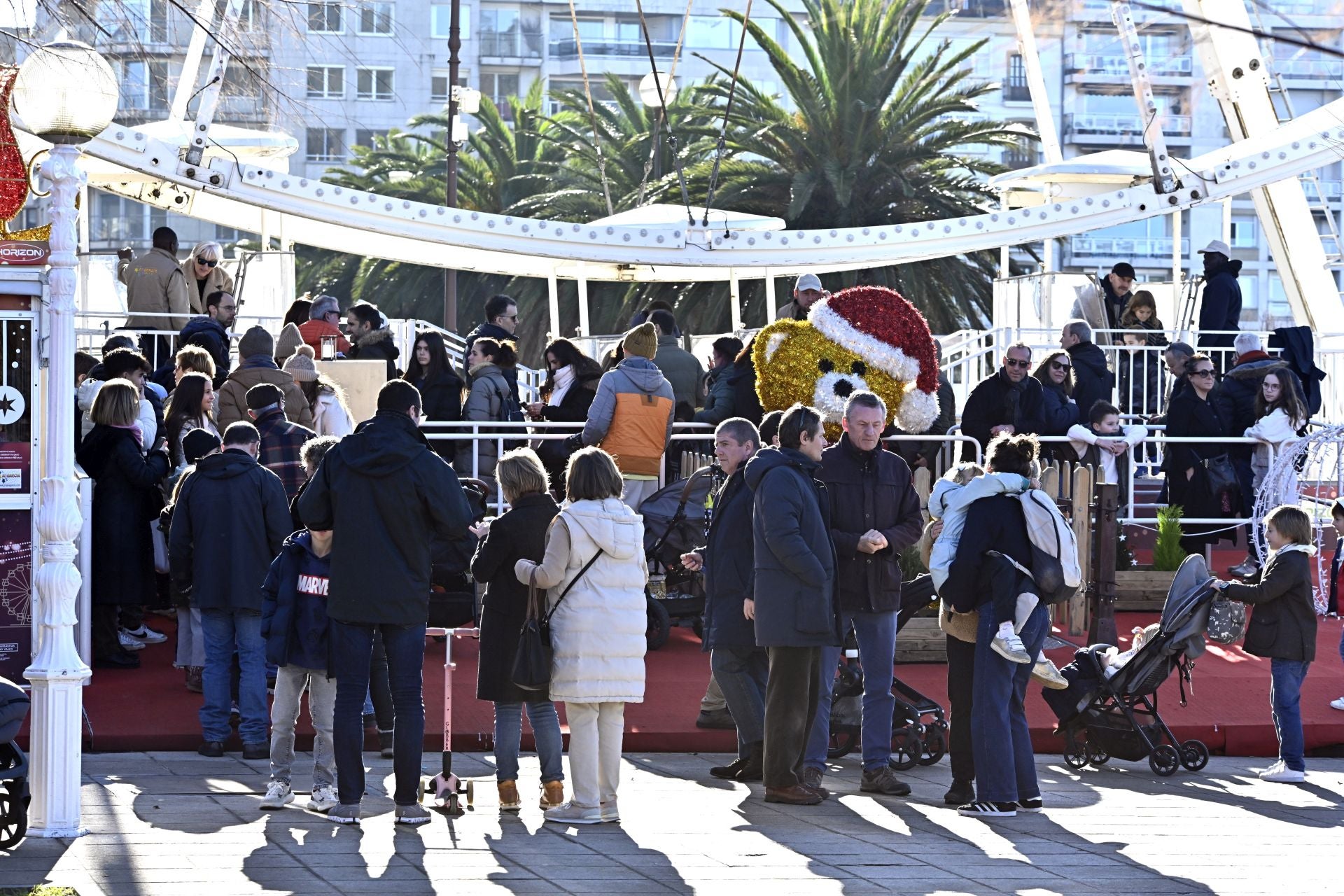 Los donostiarras despiden el último lunes del año con un paseo soleado bajo el cielo azul