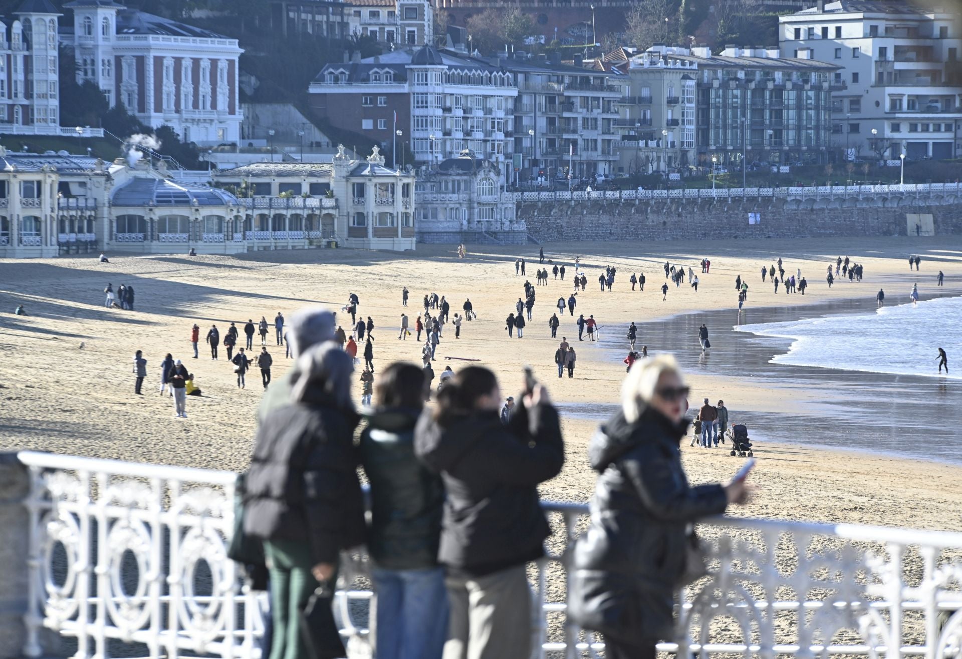 Los donostiarras despiden el último lunes del año con un paseo soleado bajo el cielo azul