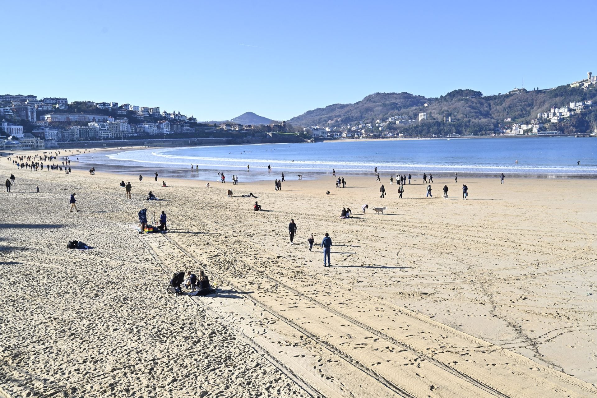 Los donostiarras despiden el último lunes del año con un paseo soleado bajo el cielo azul