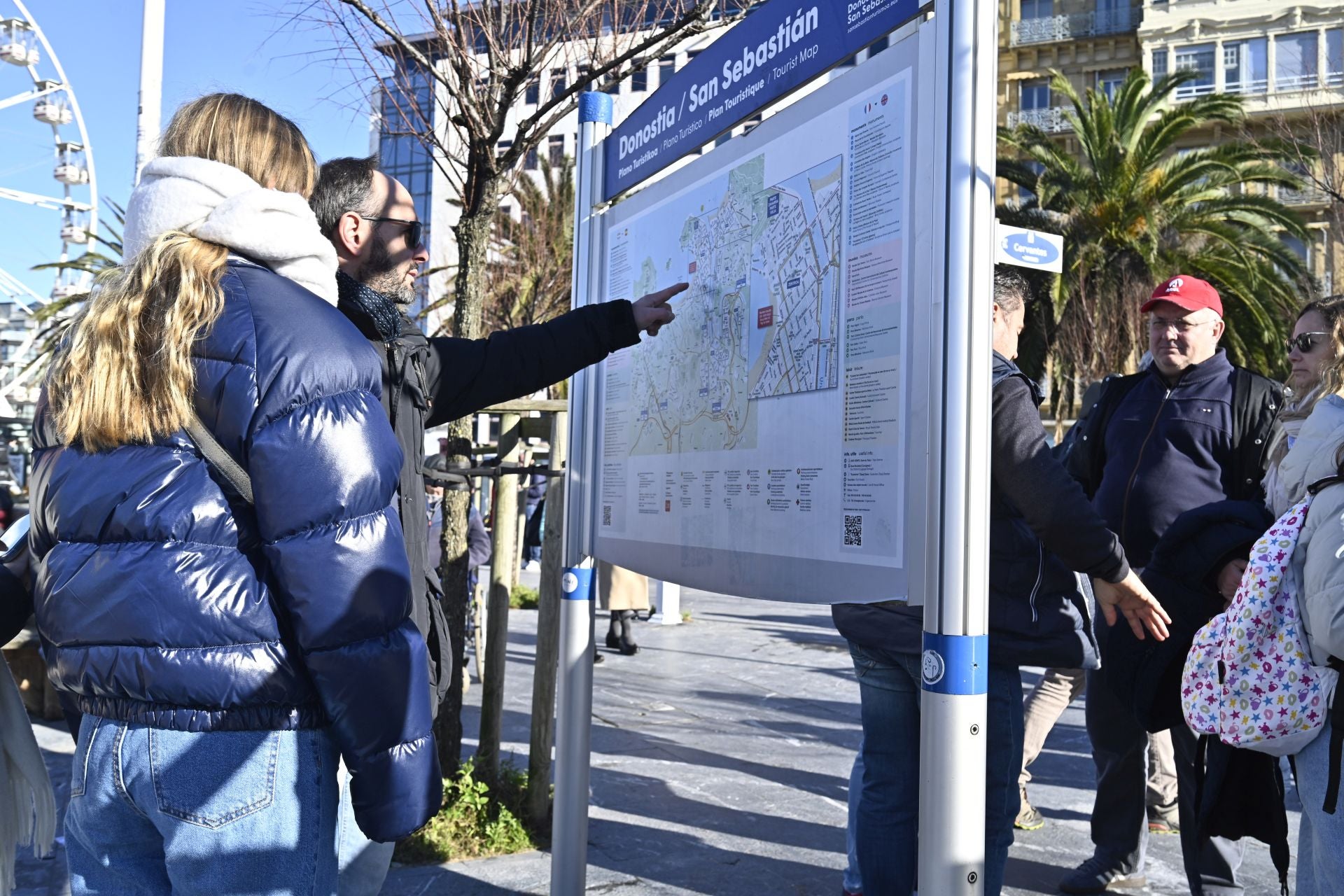 Los donostiarras despiden el último lunes del año con un paseo soleado bajo el cielo azul