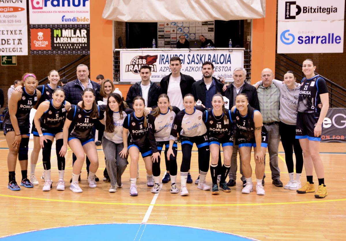 Los homenajeados junto a representantes del ISB y jugadoras del Domusa Teknik ISB.