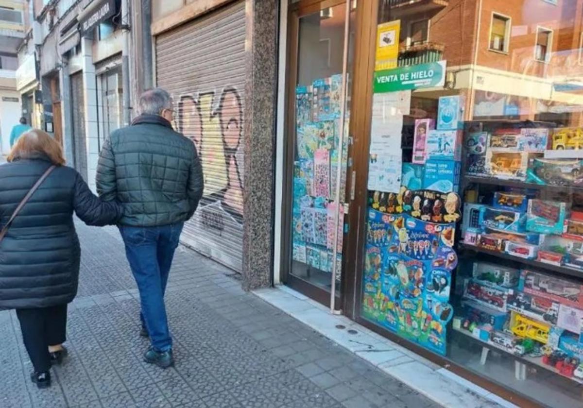 Exterior del local regentado por la víctima.