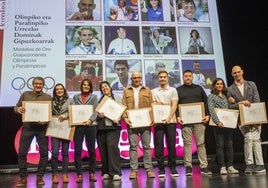 Imagen de Mikel Lasa y un familiar de Beñat Turrientes, recogiendo el premio junto a otros 'oros olímpicos'.