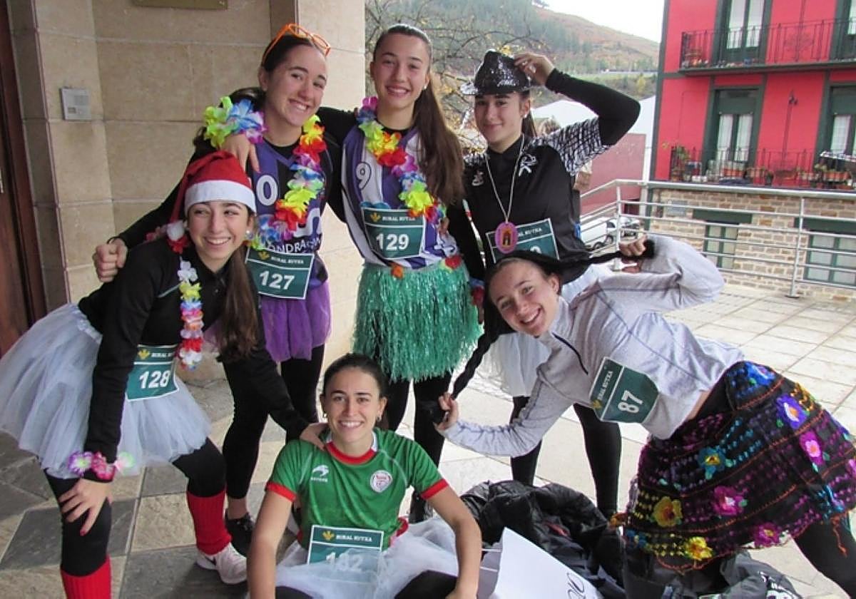 Un grupo de chicas participantes en la carrera del año pasado.