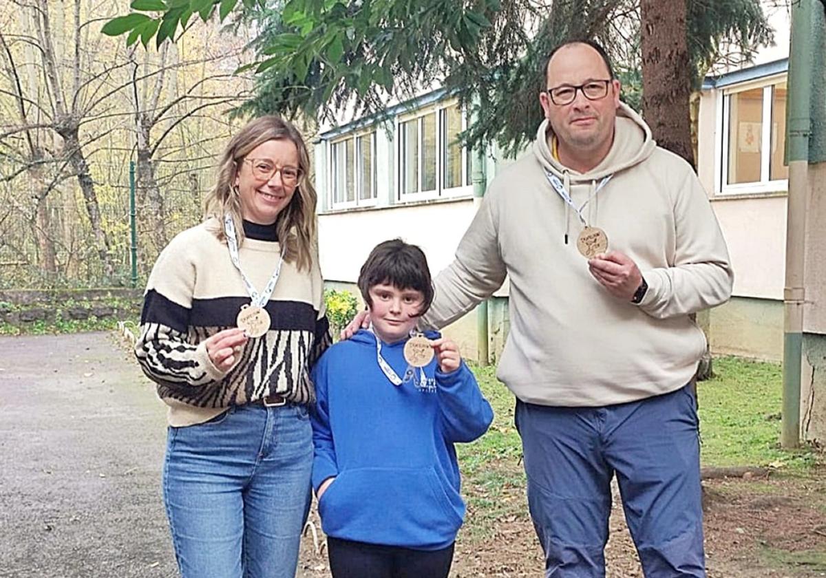 Maialen Bedoiro, con la La concelaja Ainhoa Jimenez y el técnico de deportes Kike Mokoroa.