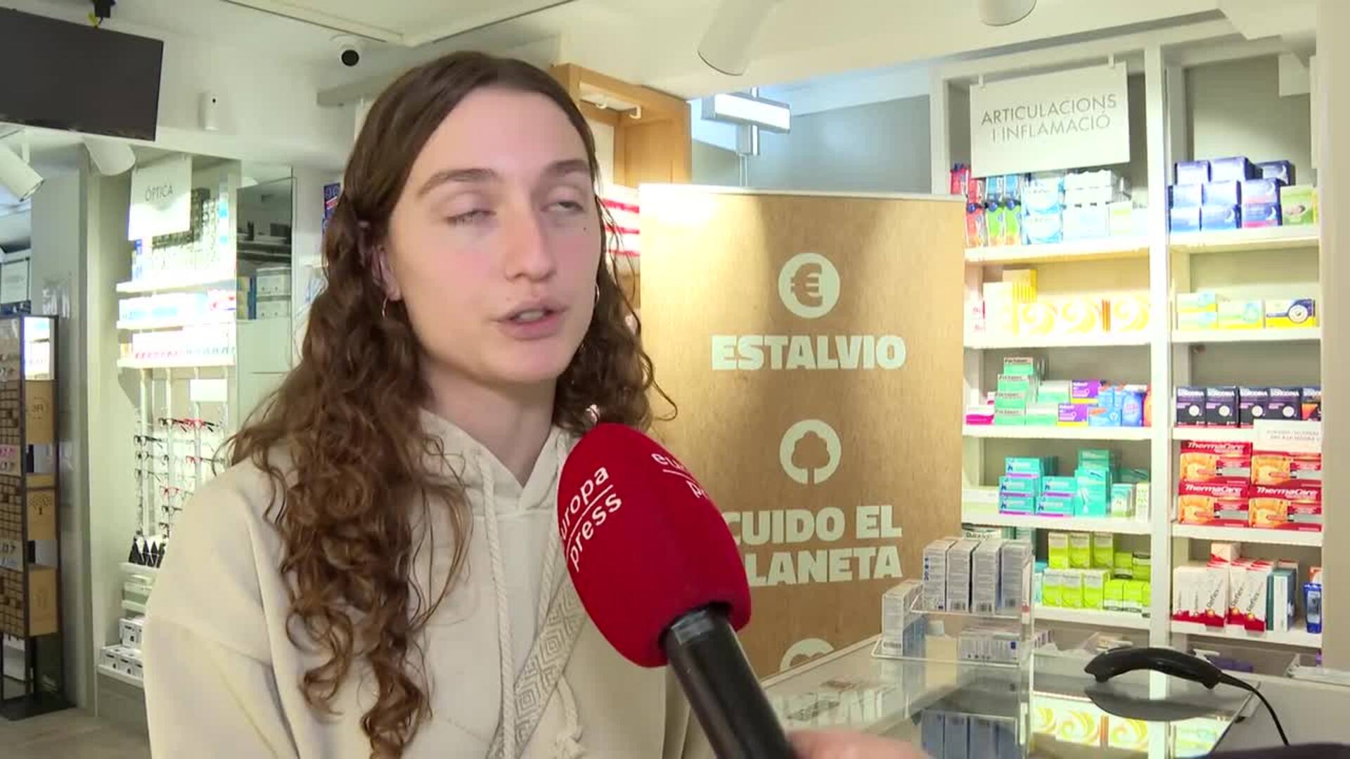 Helena, que ya ha recogido su producto menstrual reutilizable, valora positivamente la medida