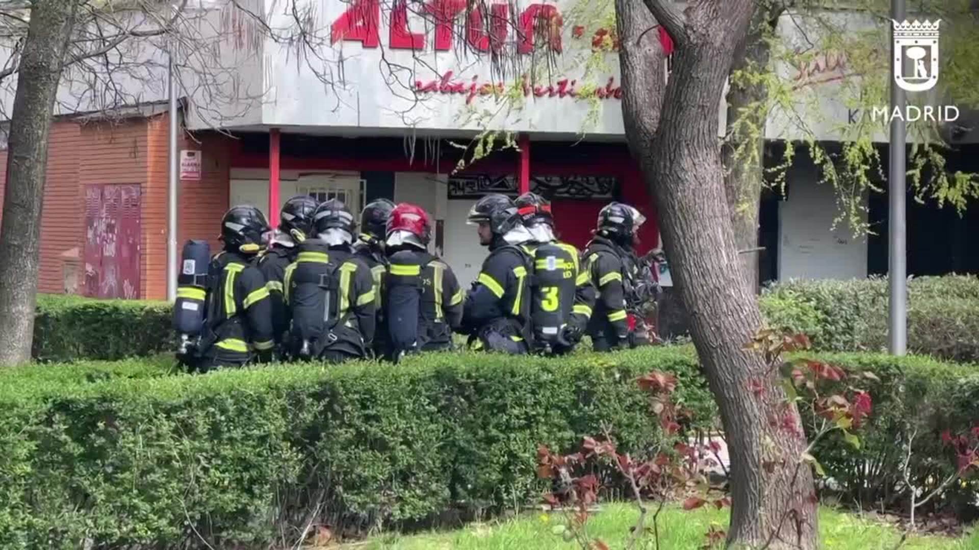 Dos heridos con quemaduras leves en el incendio y explosión de un local en la Elipa (Madrid)