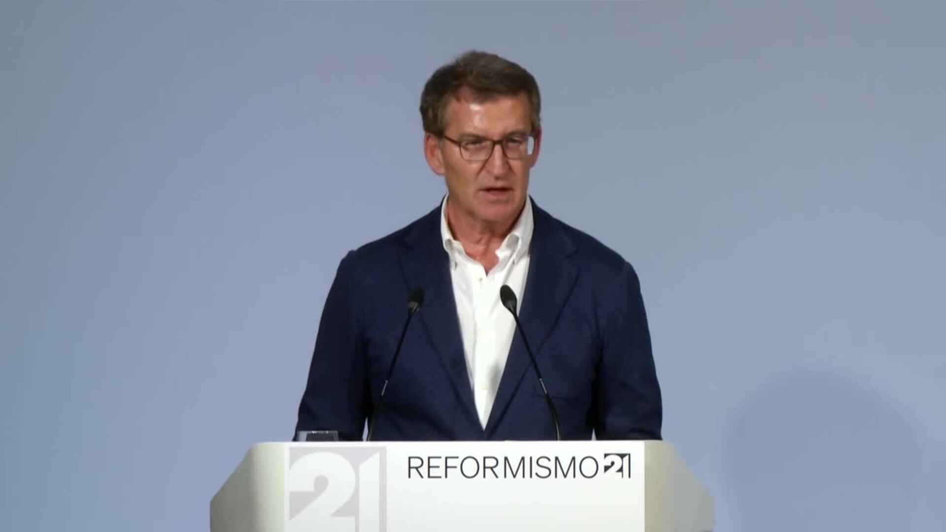 Feijóo dice que la España autonómica no es patrimonio de Sánchez, "y mucho menos de Puigdemont"