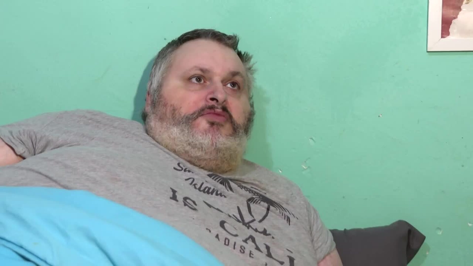 Un hombre con obesidad mórbida pide ayuda al llevar tres meses sin moverse de la cama