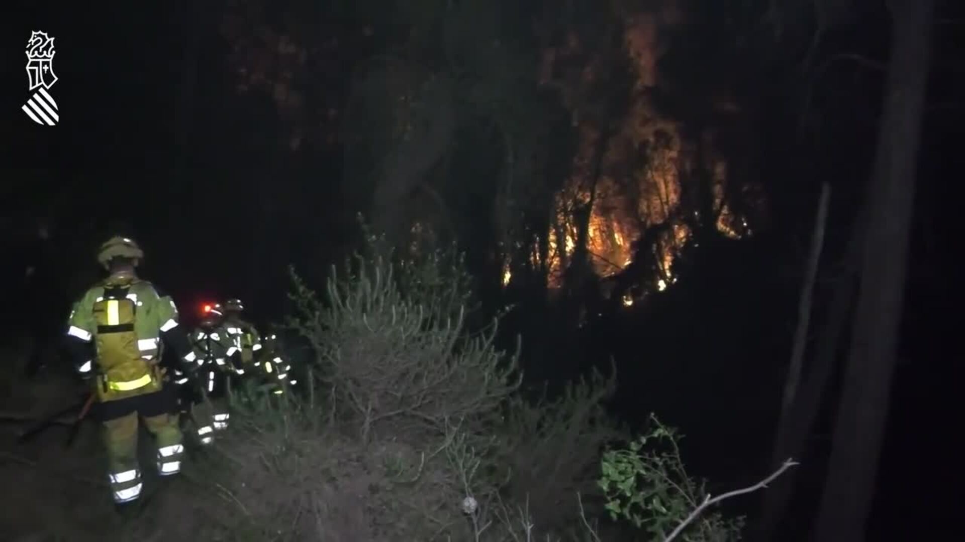 Más de 220 efectivos de la UME colaboran "sin descanso" para apagar el incendio de Tàrbena