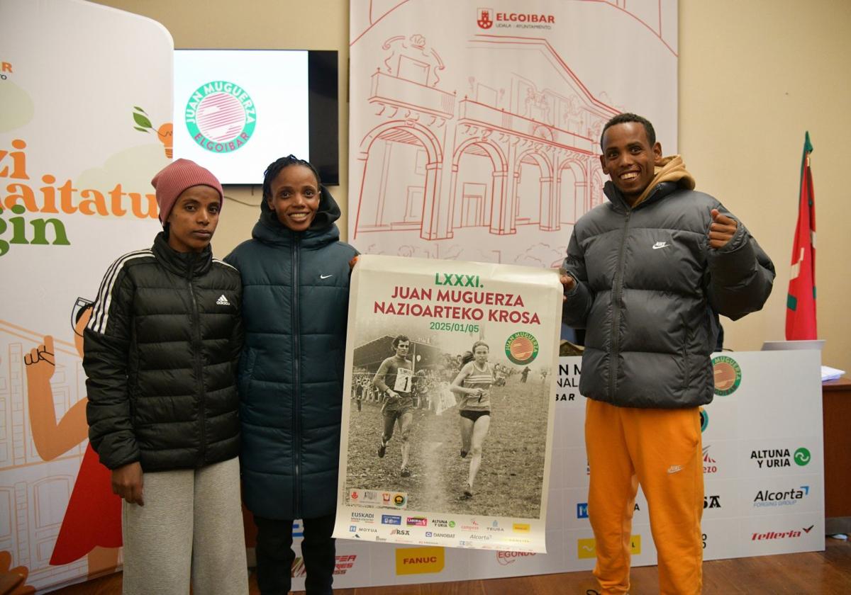 La etíope Melknat Wudu, con los ganadores de 2024 Beatrice Chebet y Berihu Aregawi, ayer en la presentación.