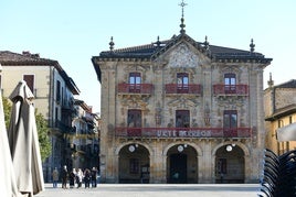 Fachada del Ayuntamiento de Oñati, el día de ayer.