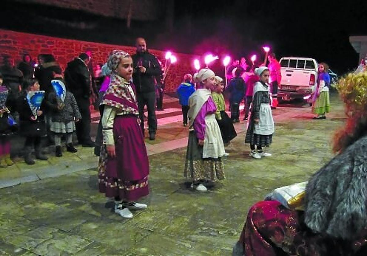 Los reyes y las dantzaris locales durante la visita navideña.