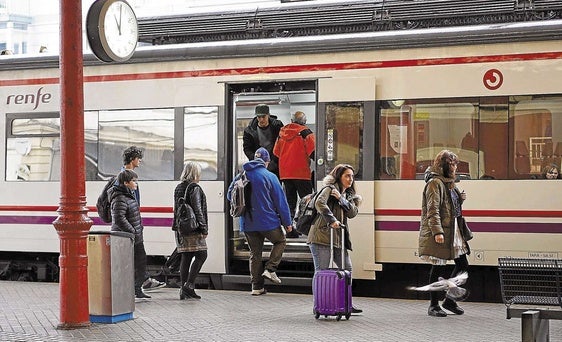 Un grupo de pasajeros sube y baja de un tren de cercanías en San Sebastián