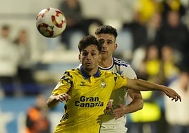 Iván Gil trata de ganar el balón en un partido con Las Palmas.