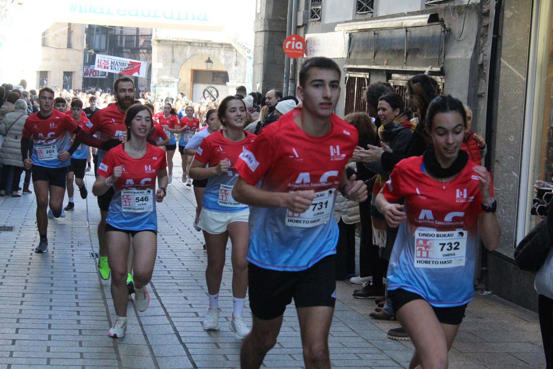 Más de 1.000 atletas y victoria de Aranbarri y Zabaleta en Azpeitia