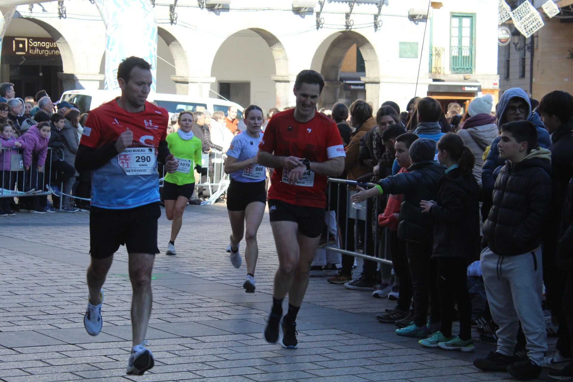 Más de 1.000 atletas y victoria de Aranbarri y Zabaleta en Azpeitia