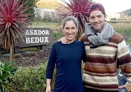 Marian Iriondo y David Bisbal, en la entrada del Asador Bedua de Zumaia.