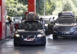 Conductores repostan en una estación de servicio guipuzcoana