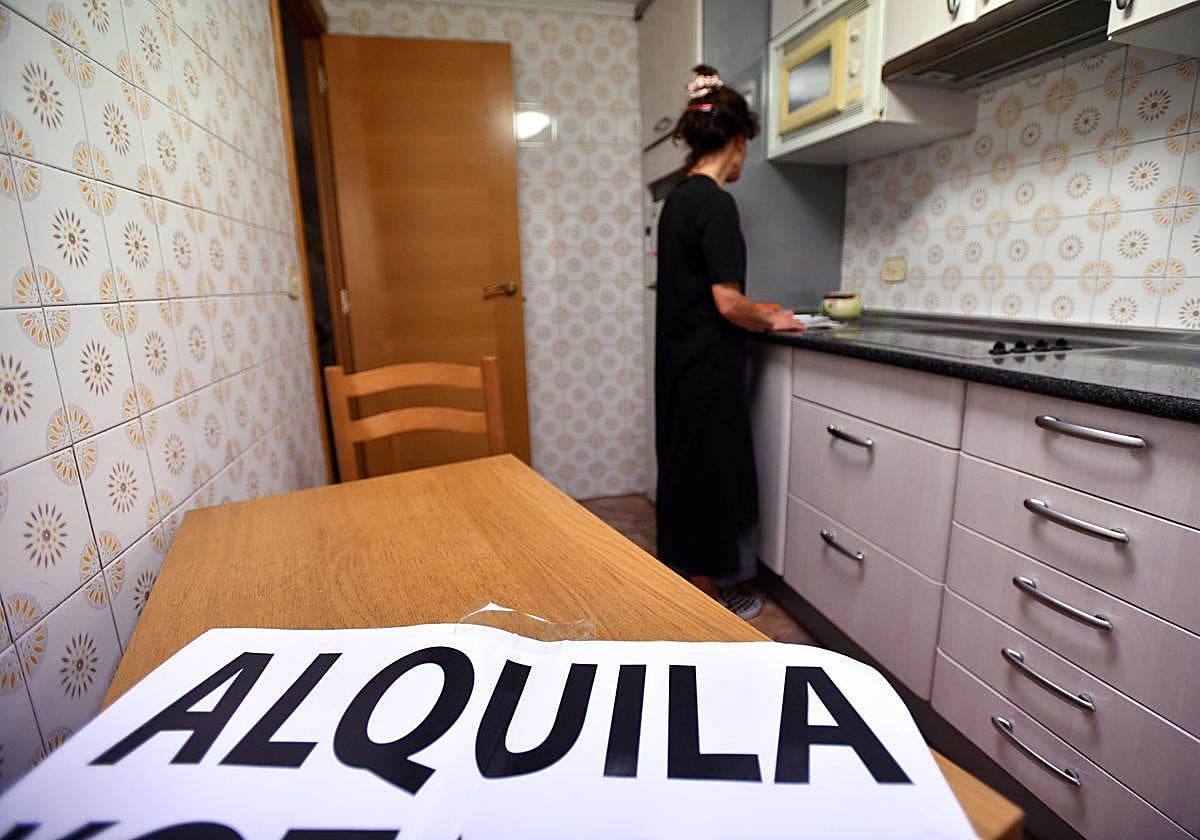 Una mujer en un piso para alquilar.