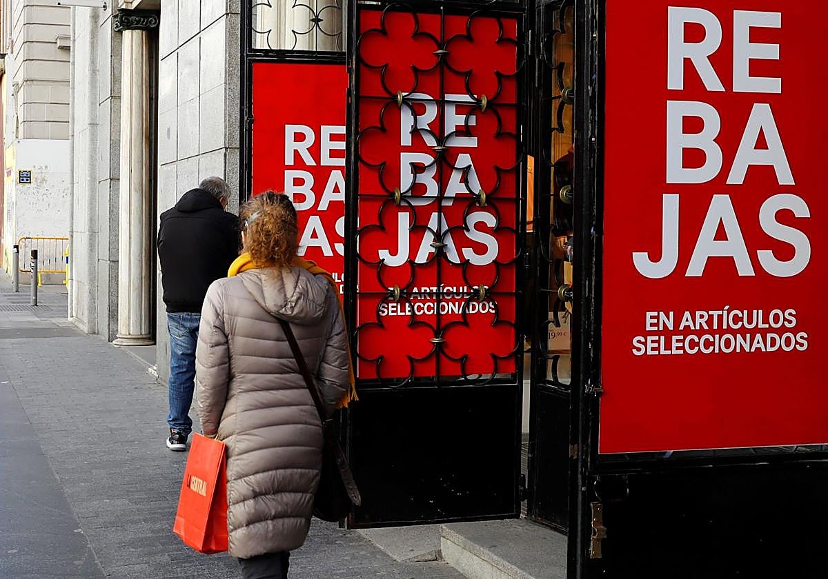 Los carteles anunciando las rebajas de enero ya pueblan las calles más comerciales.