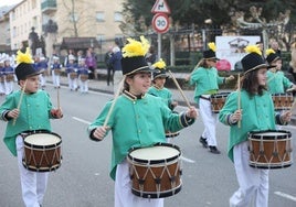 Jóvenes idiazabaldarras durante la celebración de la tamborrada del pasado año.