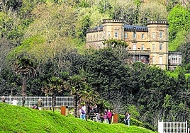 Vista de Torre Satrústegui, en la actualidad en estado de abandono, desde los jardines del palacio Miramar.