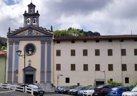 Vista de la fachada principal del viejo convento mutrikuarra.