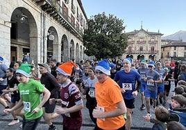 Los gorritos navideños que regala Antxintxiketan dieron color a la carrera y el podio masculino y femenino con los txantxikus a los txapeldunes.