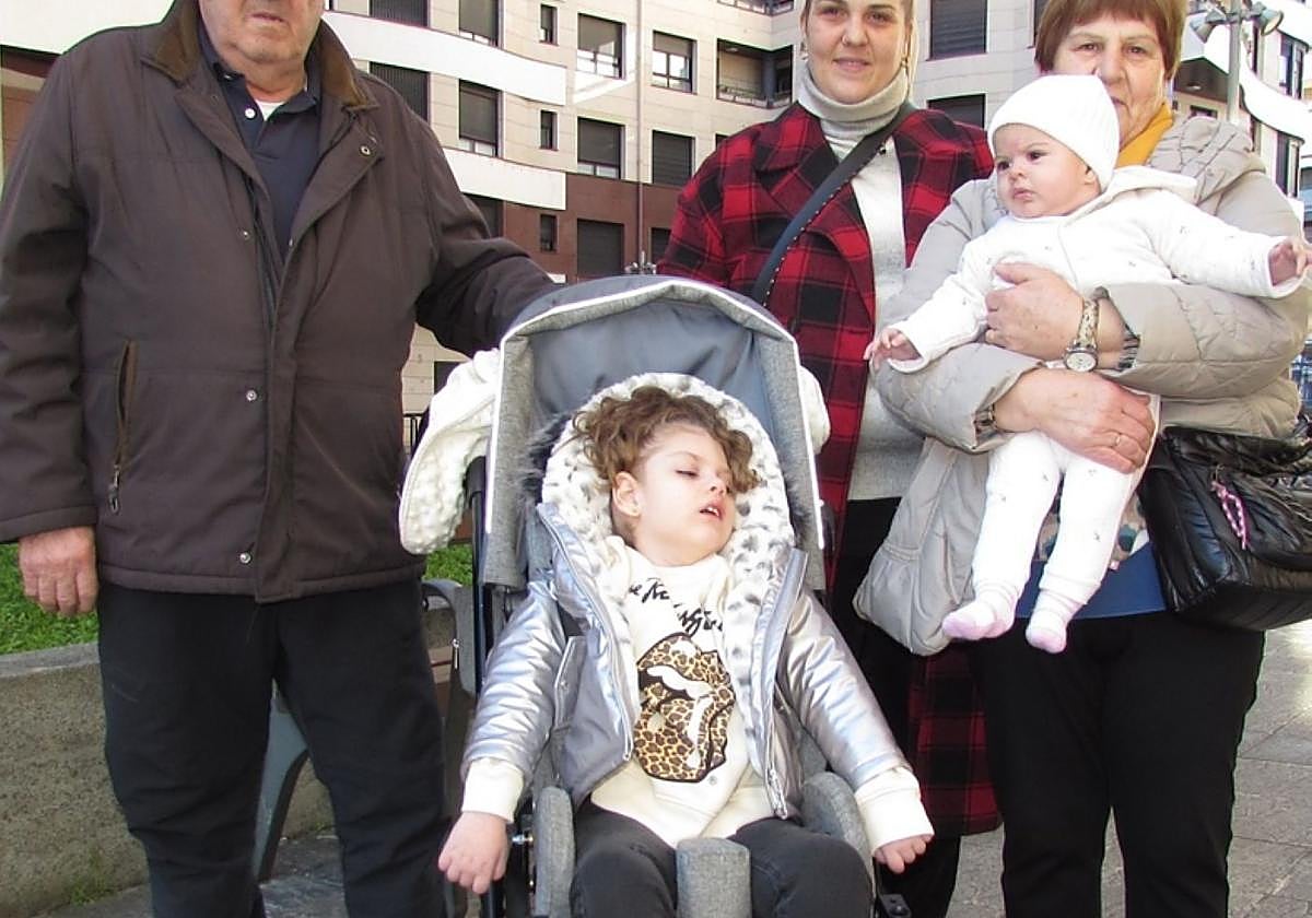 Mara, en la silla, y la pequeña Lucía en brazos de su abuela Luci, con su madre Susana en el centro y el abuelo José Luis.