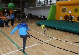 Menores disfrutan de la oferta de juegos e hinchables en la pista del polideportivo en una edición anterior.