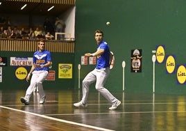 Iñaki Artola, en el Astelena de Eibar con su zaguero Jon Mariezkurrena.