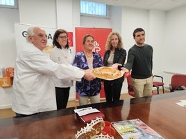 Representantes de Gozoa, Cáritas Gipuzkoa, Eroski y Caja Rural de Navarra posan junto con un roscón.