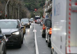 Tráfico denso en la N-634 a su paso por Deba, provocado por el corte de la AP-8 tras el vuelco de un camión.