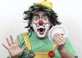 El mago Potx, alter ego de Josu Zuia, es el organizador de la gala de magia, además de maestro de ceremonias.