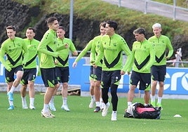 Arsen Zakharyan y Aguerd, junto al resto de la plantilla, durante el entrenamiento de la Real en Zubieta.