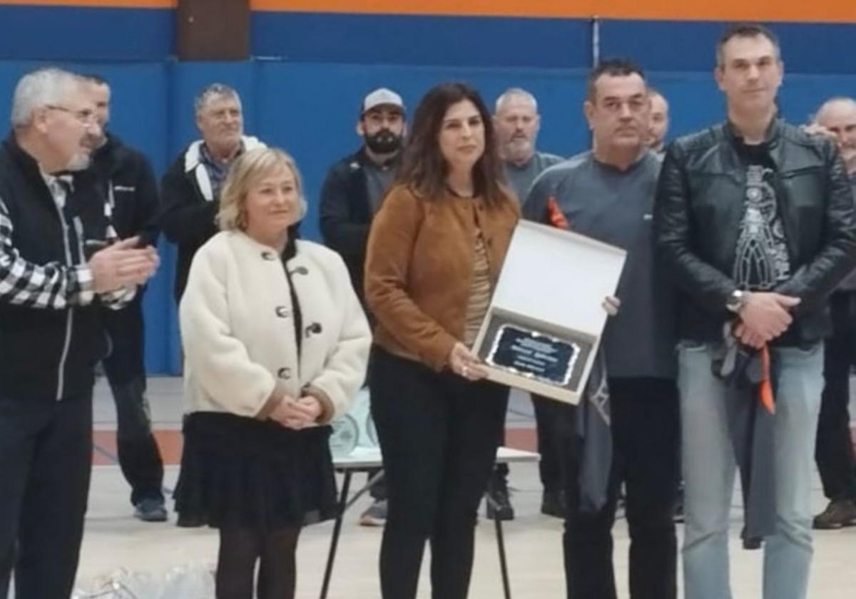 Los hijos de Iglesias reciben la placa conmemorativa.