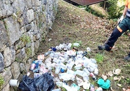 Vasos y botellas recogidos en una de las limpiezas en el río Oria.