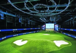 Panorámica del SoFi center de Florida, con la plataforma giratoria, con el green y los bunkers, en primer plano y la pantalla gigante al fondo.