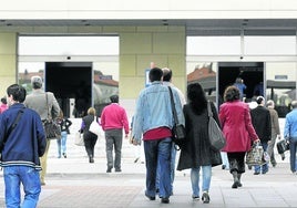 Trabajadores acceden a la sede del Gobierno Vasco en Lakua