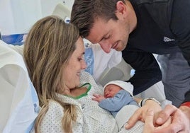 Marta Aguirre y Diego Fernández con el pequeño Ander en el hospital de Soria.