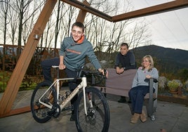 Jon Eskisabel se monta en su bicicleta Orbea ante la mirada de sus aitas, Gorka y Edurne.