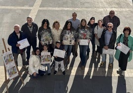 Los premiados en el concurso de escaparates posan con sus galardones en la plaza.