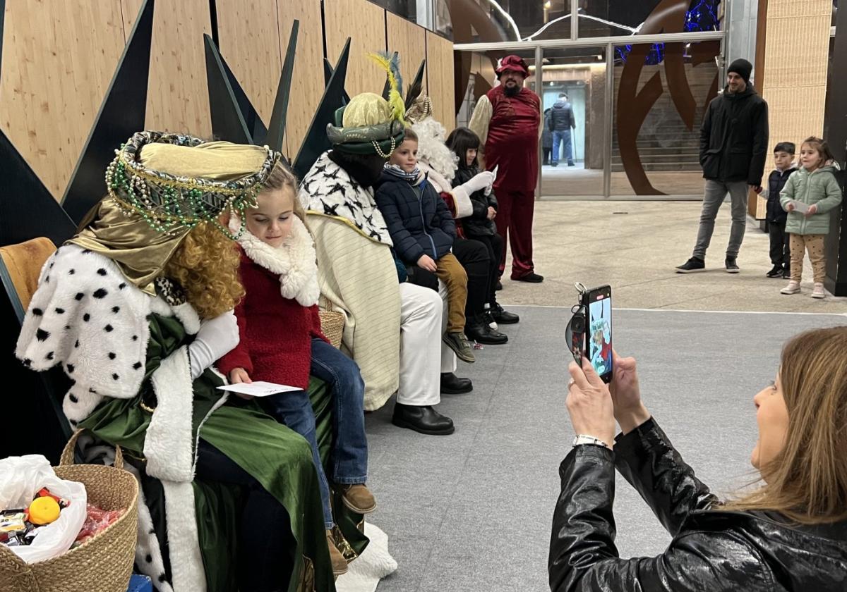 Multitud de niños entregaron sus cartas a los Reyes Magos el pasado domingo, en la Azoka.