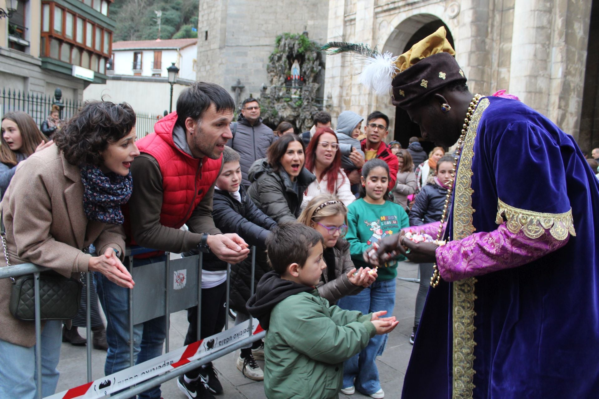 Los Reyes Magos llegan a Azpeitia en tren txu-txu