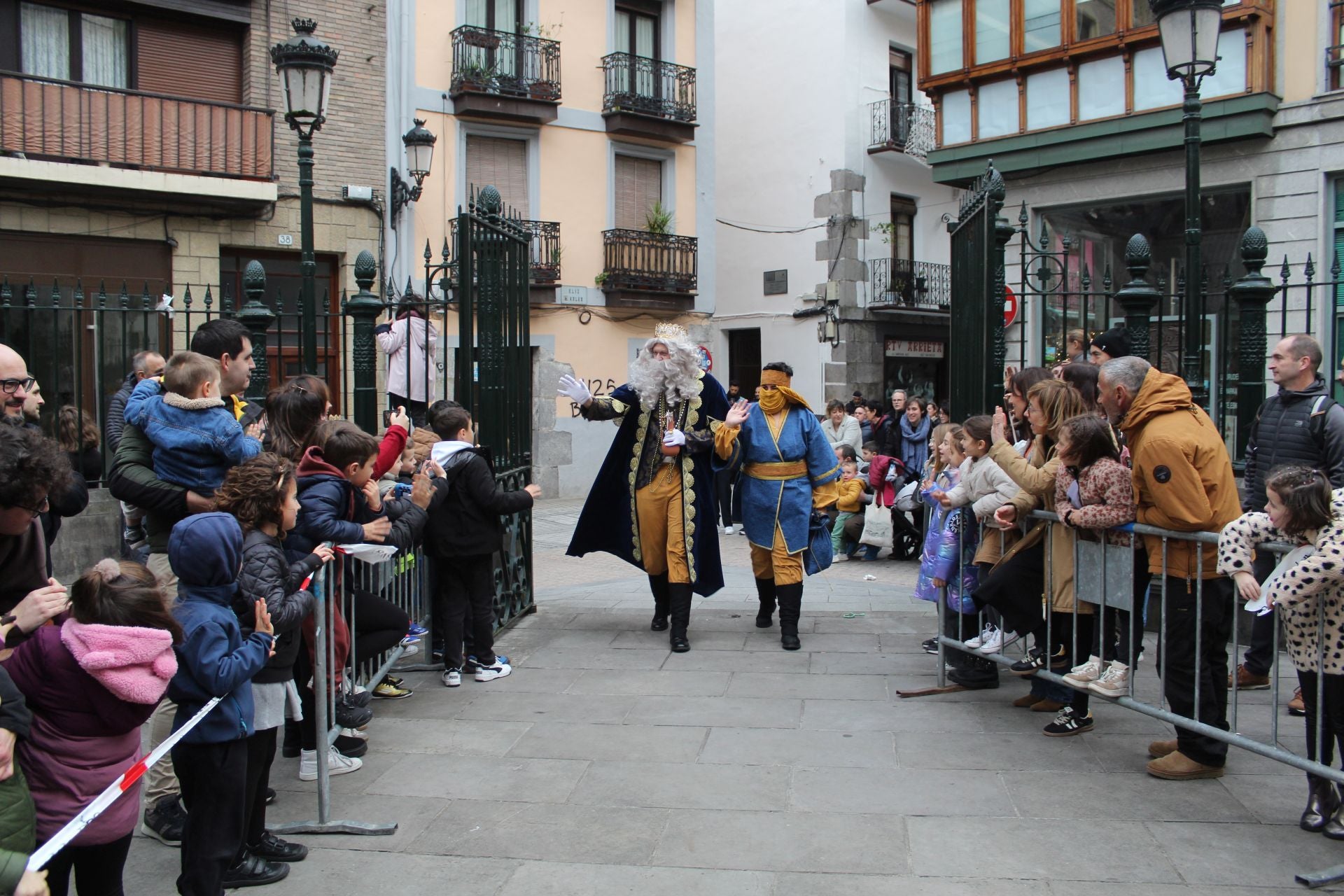 Los Reyes Magos llegan a Azpeitia en tren txu-txu